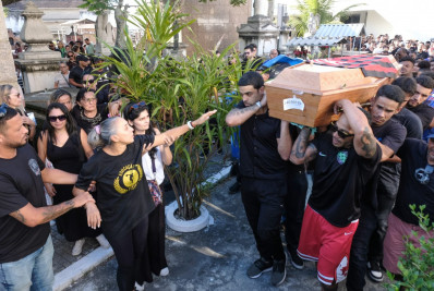 Personal trainer morto depois de tentativa de assalto é enterrado no Cemitério do Catumbi