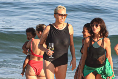 Maria Gadú aproveita dia de sol na praia com a família 