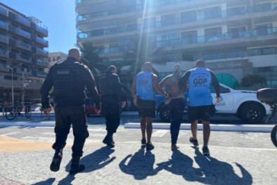 Homem é detido após atacar policial militar na Praia do Forte, em Cabo Frio
