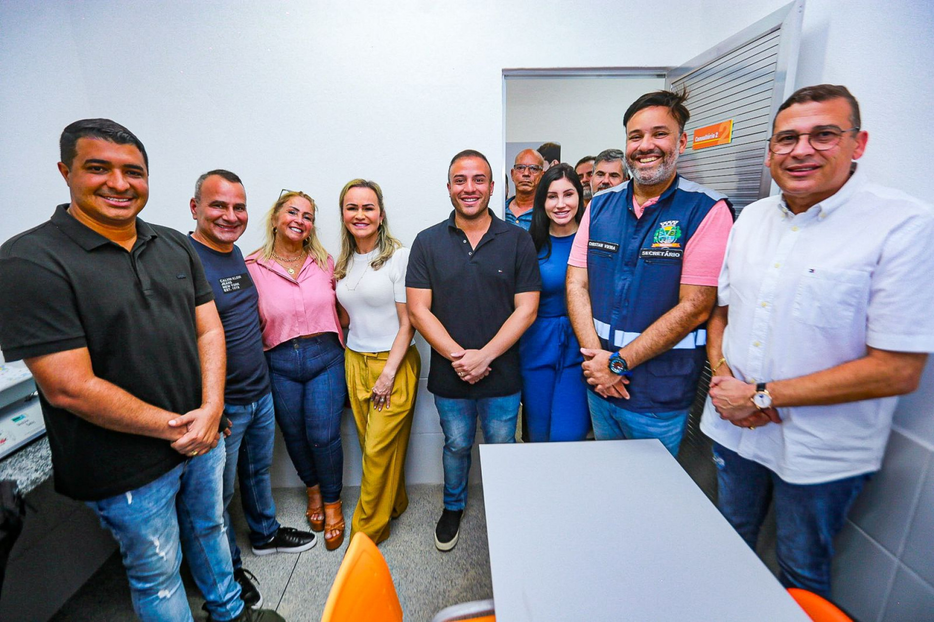 Julio Piu, prefeito Waguinho, deputada Daniela do Waguinho, Matheus Carneiro, Christian Vieira e Paulo Andrade em um consult&oacute;rio da USF - Rafael Barreto/PMBR