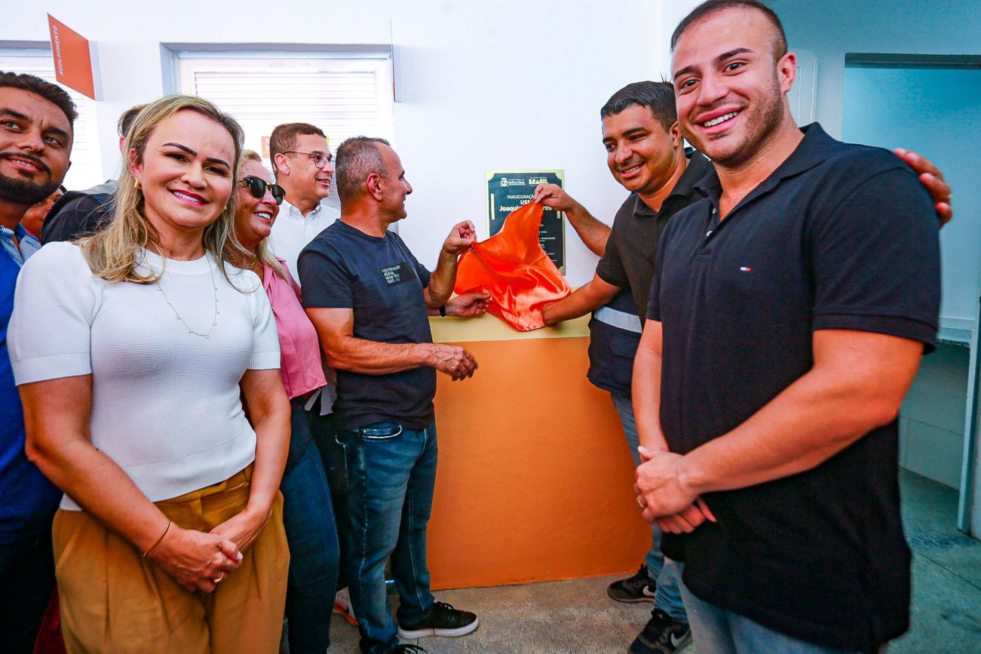 Prefeito Waguinho e vereador Julio Piu descerram a placa de inauguração da USF de Santa Teresa - Rafael Barreto/PMBR