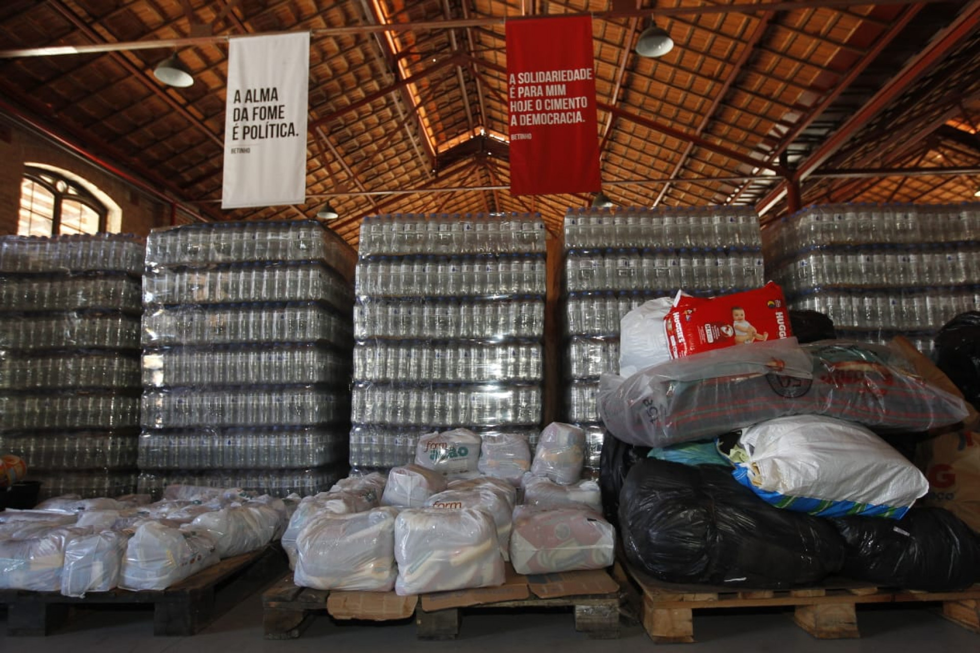 Chegada de doações de cariocas para as vítimas das enchentes no RS - Reginaldo Pimenta / Agência O Dia