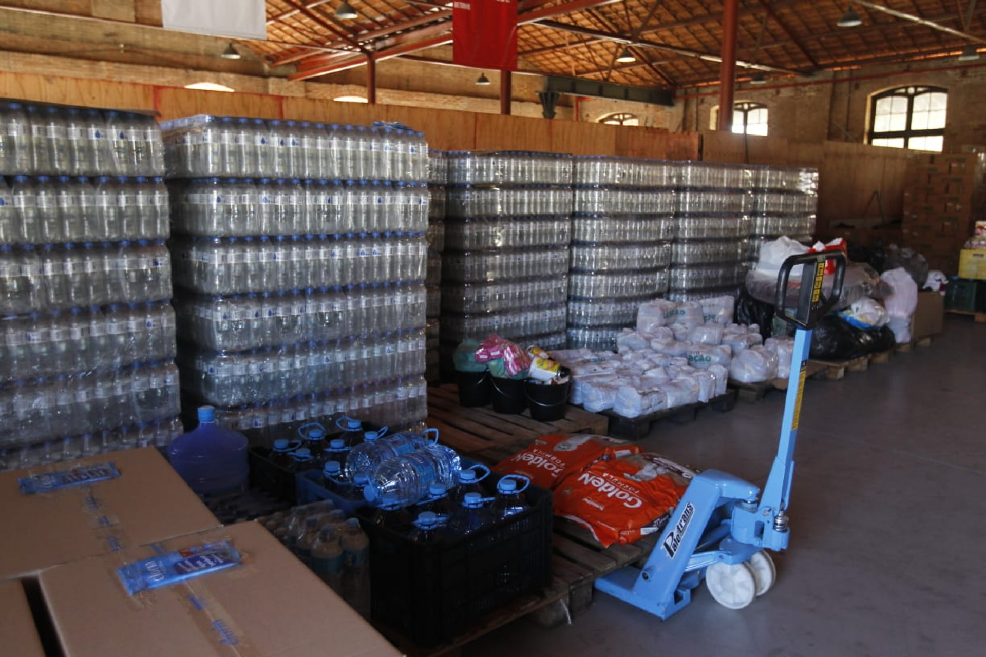 Chegada de doações de cariocas para as vítimas das enchentes no Rio Grande do Sul
 - Reginaldo Pimenta / Agência O Dia