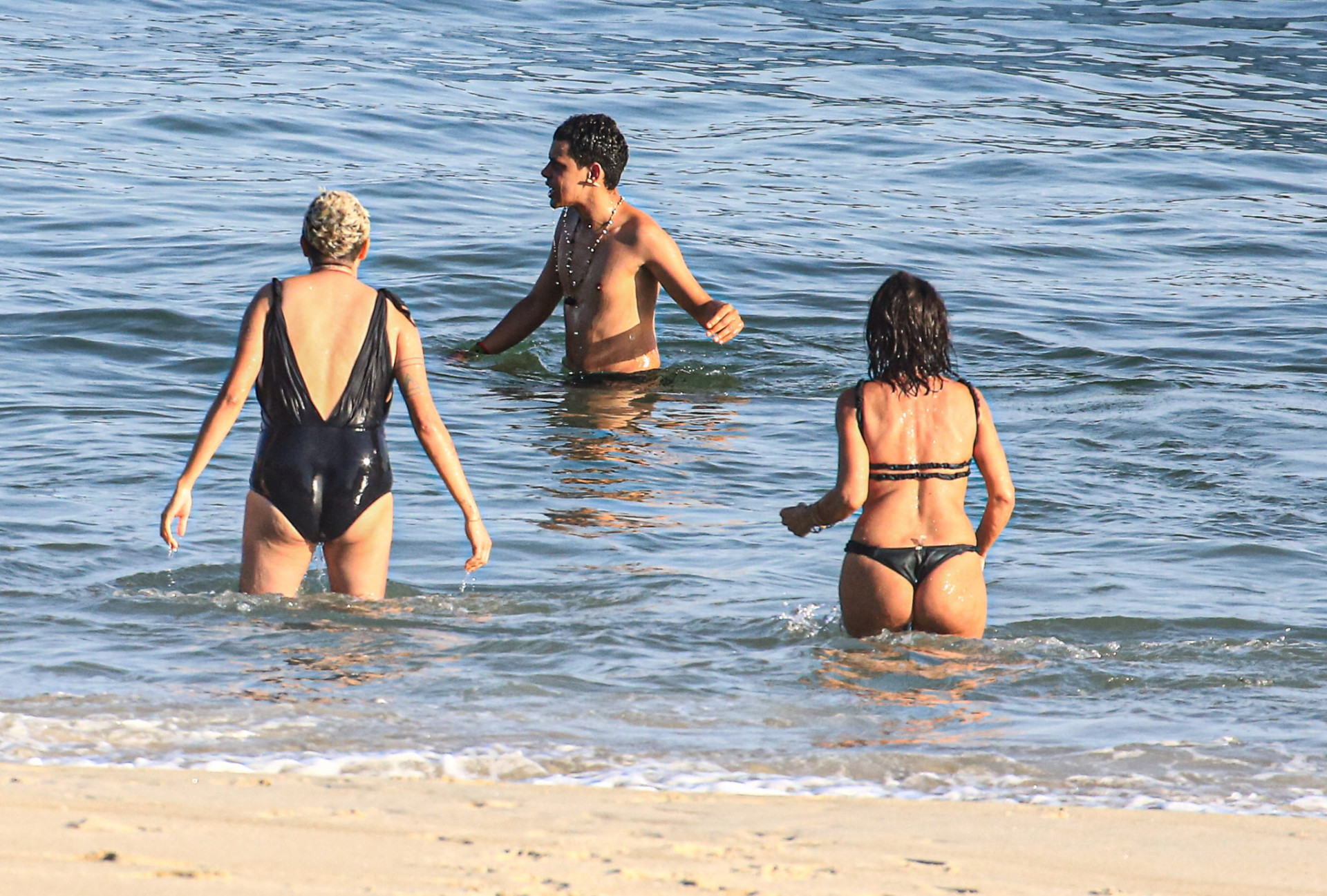 Maria Gadú aproveita dia de sol na praia com a família 
 - Delson Silva / AgNews
