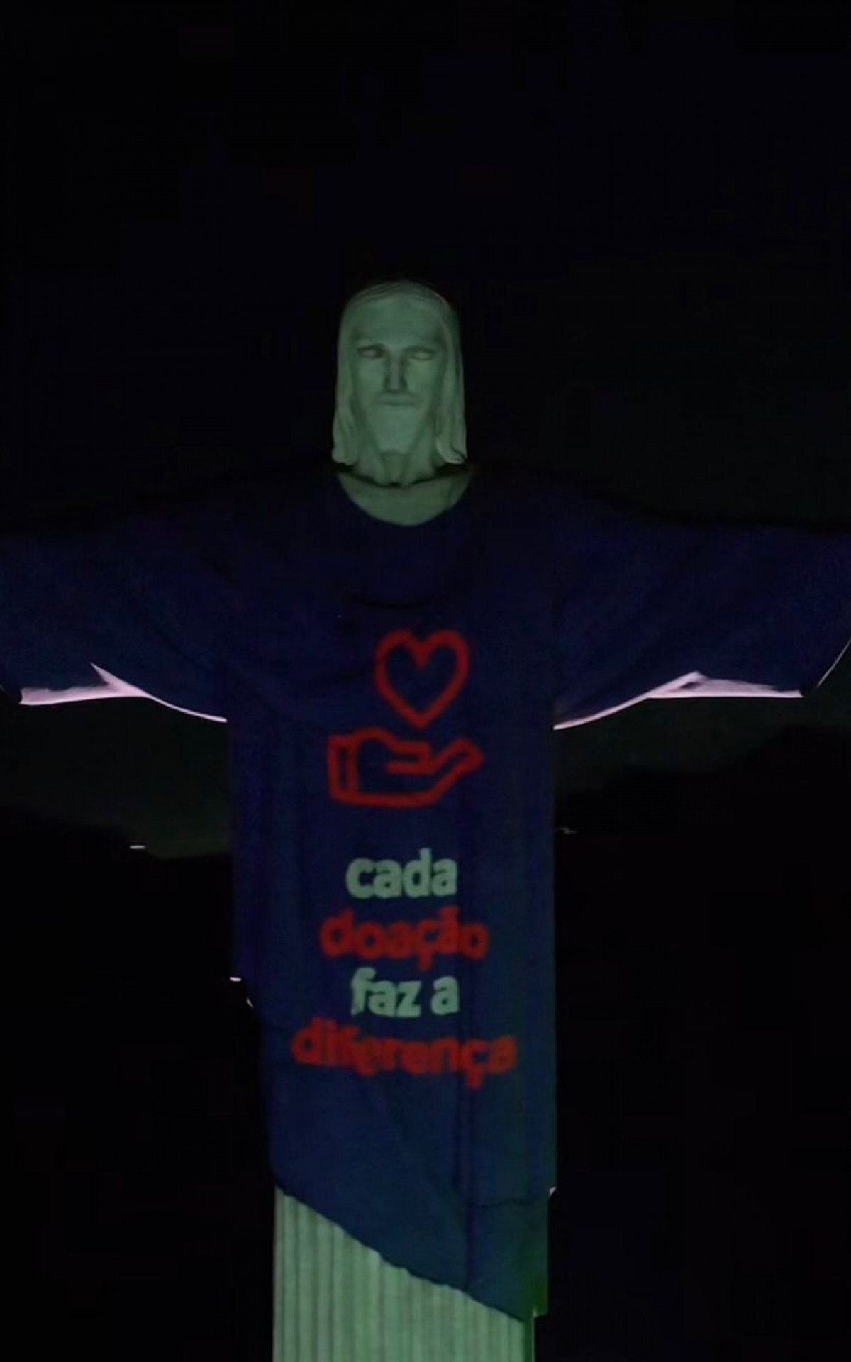 Proje&ccedil;&atilde;o no Cristo Redentor pede por doa&ccedil;&otilde;es &agrave; popula&ccedil;&atilde;o ga&uacute;cha - Reprodu&ccedil;&atilde;o / Redes sociais