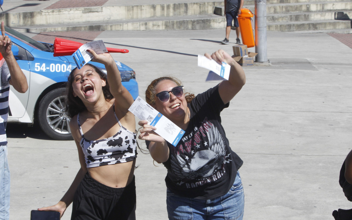 Fila dos fãs do Bruno Mars formada no Engenhão para comprar ingressos, nesta quarta-feira (08). - Reginaldo Pimenta/Agência O Dia