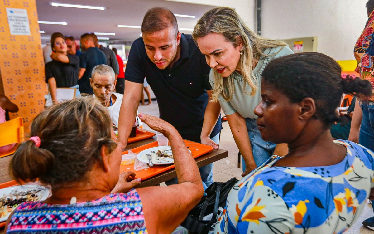 Secretário Matheus Carneiro e a primeira-dama e deputada federal Daniela Carneiro conversaram com frequentadores do Restaurante do Povo