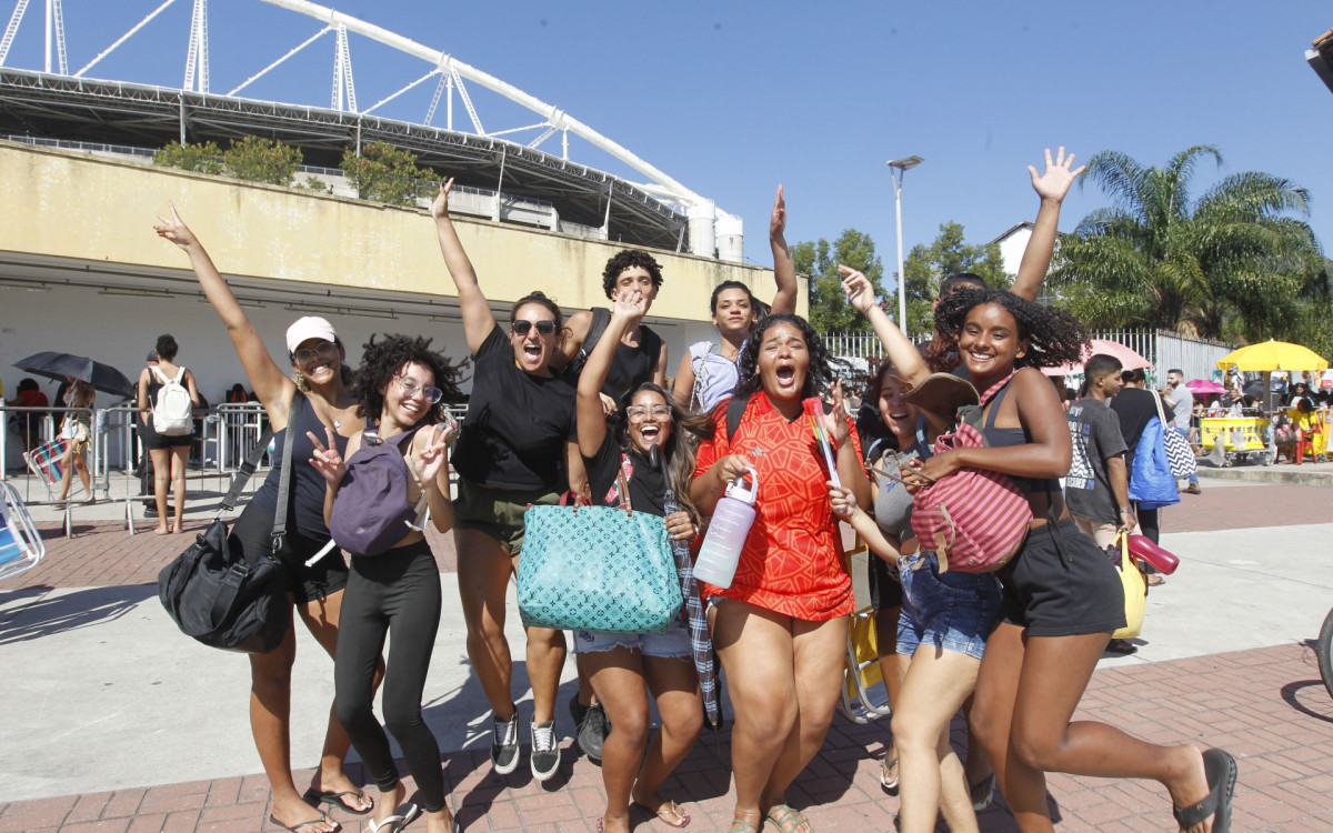 Fila dos fãs do Bruno Mars formada no Engenhão para comprar ingressos, nesta quarta-feira (08). - Reginaldo Pimenta/Agência O Dia