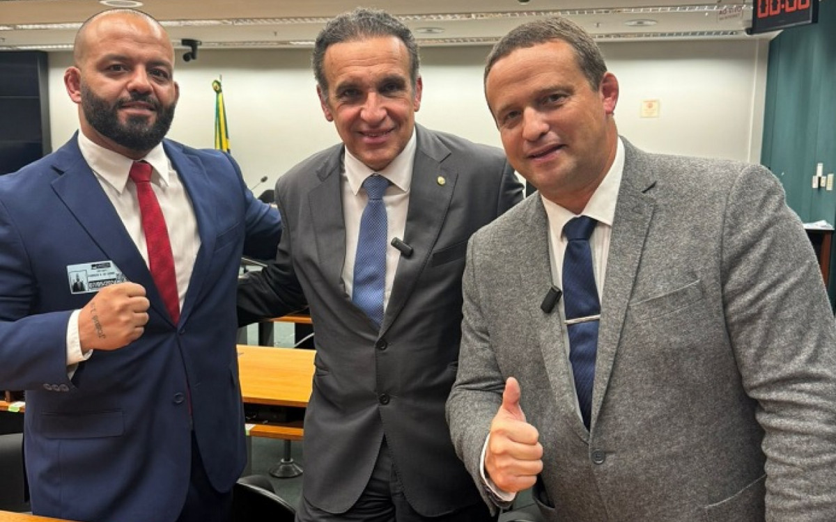 Fabrício Xaiver, deputado Hugo Leal e Marcelo Arar na audiência