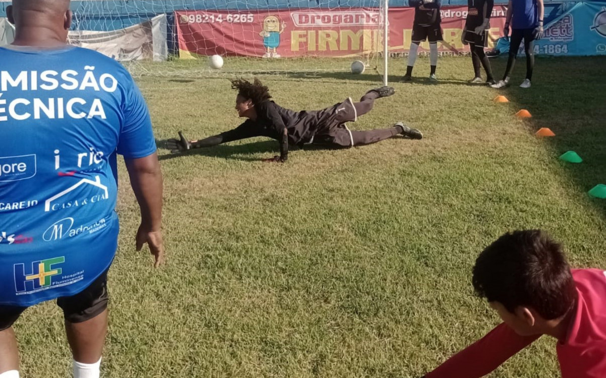 Os goleiros do Belford Roxo realizando treinamento