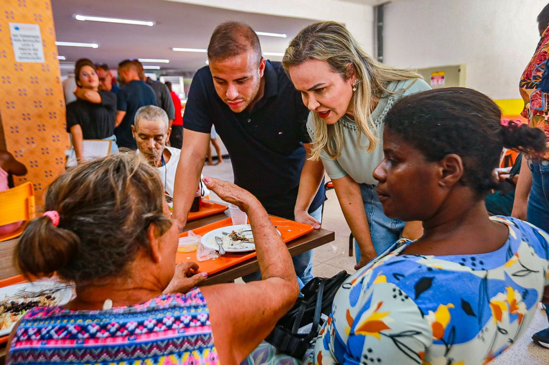 Secretário Matheus Carneiro e a primeira-dama e deputada federal Daniela Carneiro conversaram com frequentadores do Restaurante do Povo - Rafael Barreto/PMBR