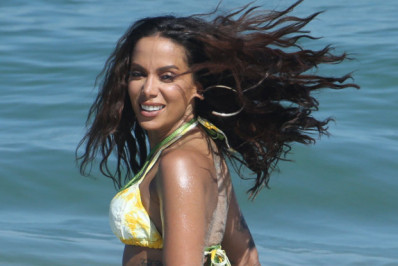 Anitta curte praia no Rio e posa com biquini diferentão