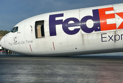 Vídeo: Boeing 767 faz pouso de emergência e bate parte dianteira em pista de pouso na Turquia