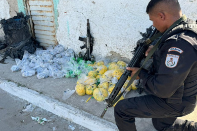Polícia apreende 10 mil pinos de cocaína e 8 mil 'sacolés' de maconha em operação em Caxias