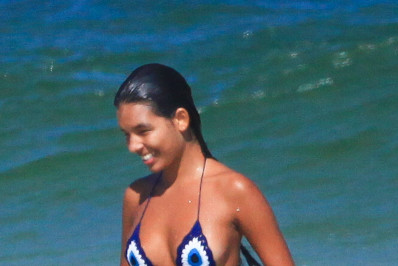 Mell Muzilo, Ritinha de Renascer, curte praia na Barra da Tijuca e exibe corpo sarado