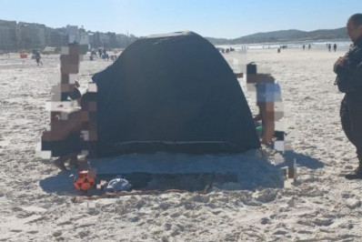 Duas barracas de camping são removidas da Praia do Forte, em Cabo Frio