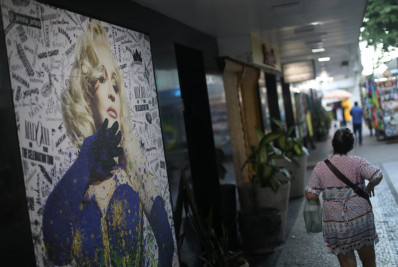 Brasileiro inspira figurino de Madonna com arte exposta em Copacabana