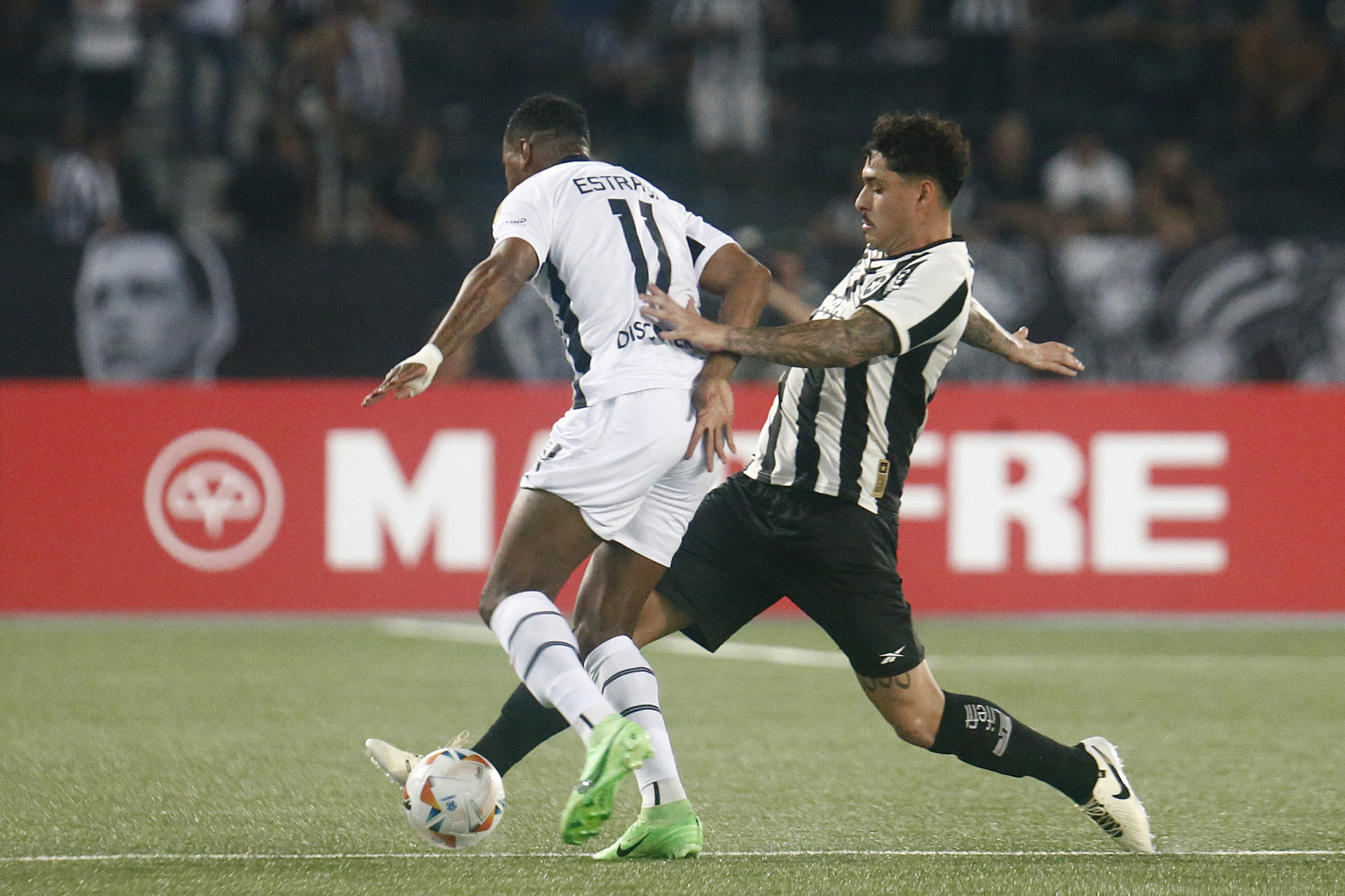 Lucas Halter disputa bola na partida entre Botafogo e LDU - V&iacute;tor Silva/Botafogo