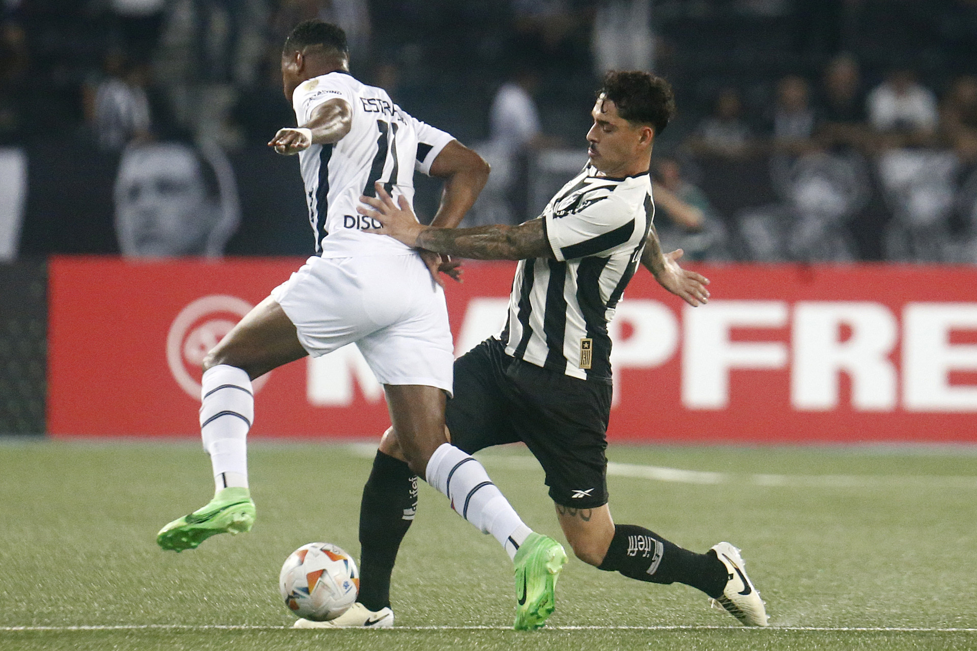 Lucas Halter disputa bola na partida entre Botafogo e LDU - Vitor Silva/Botafogo. 