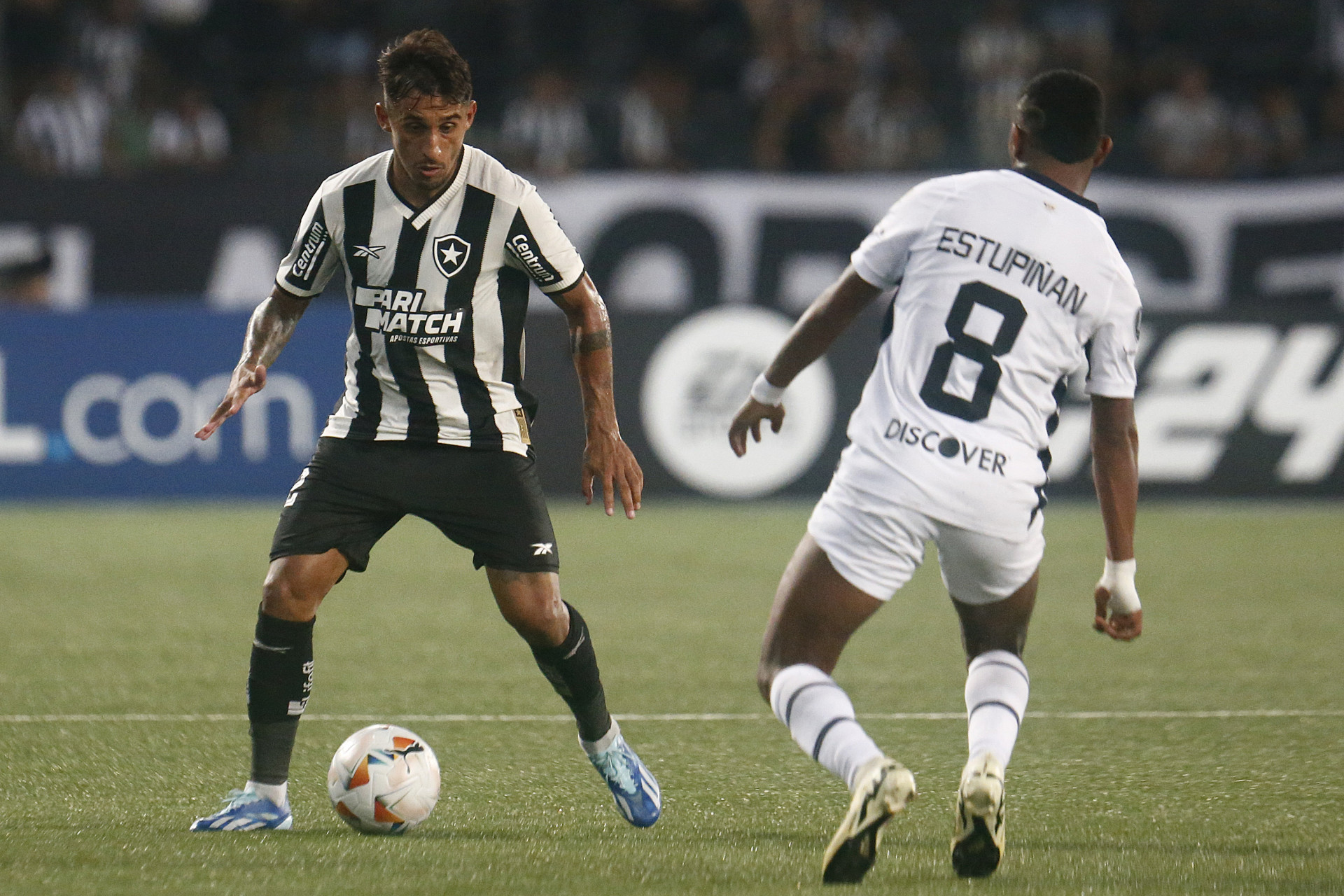 Dami&aacute;n Su&aacute;rez durante a partida entre Botafogo e LDU - Vitor Silva/Botafogo