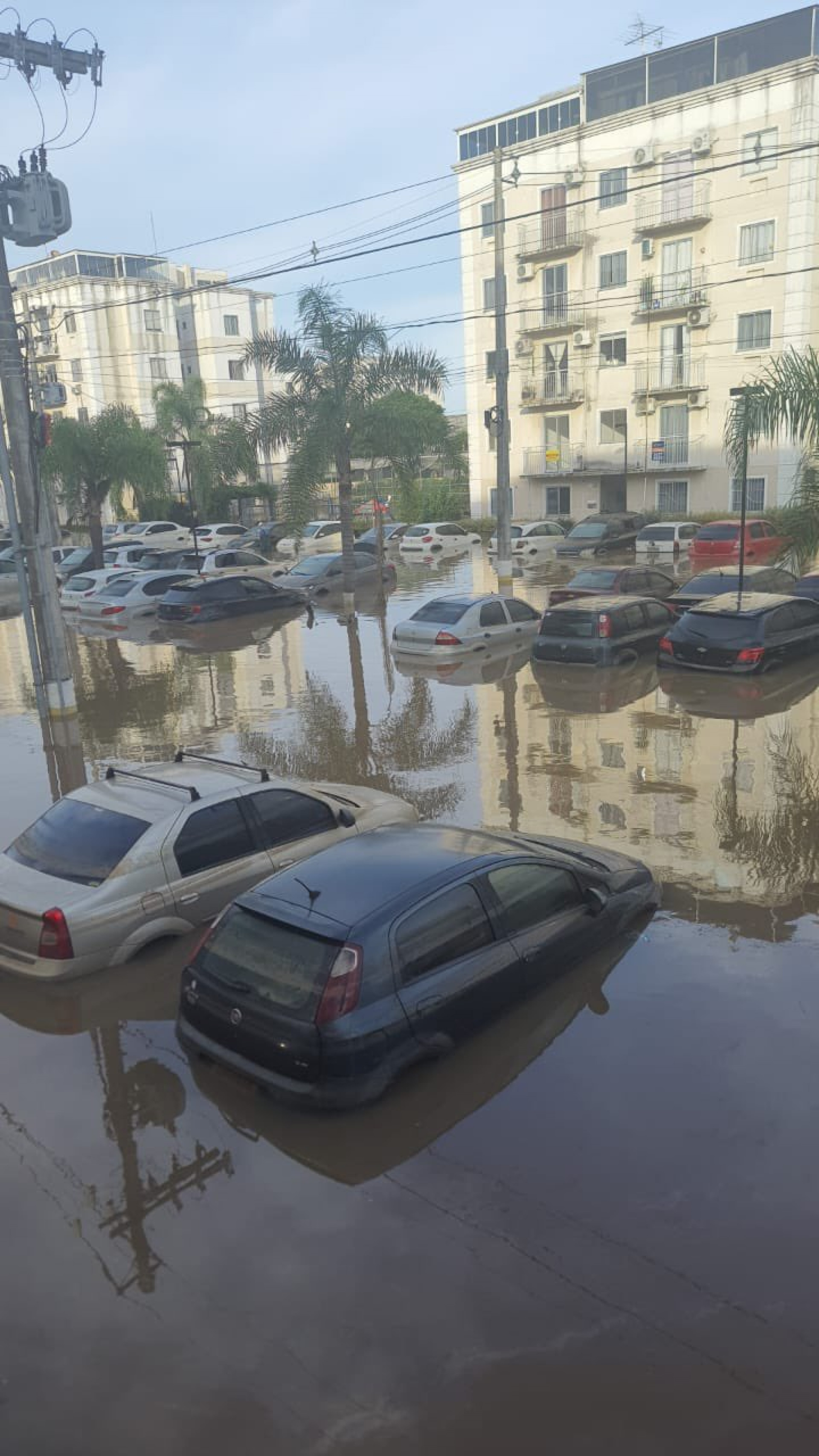 Bairro em Novo Hamburgo, Rio Grande do Sul, ainda alagado nesta quarta-feira (8)