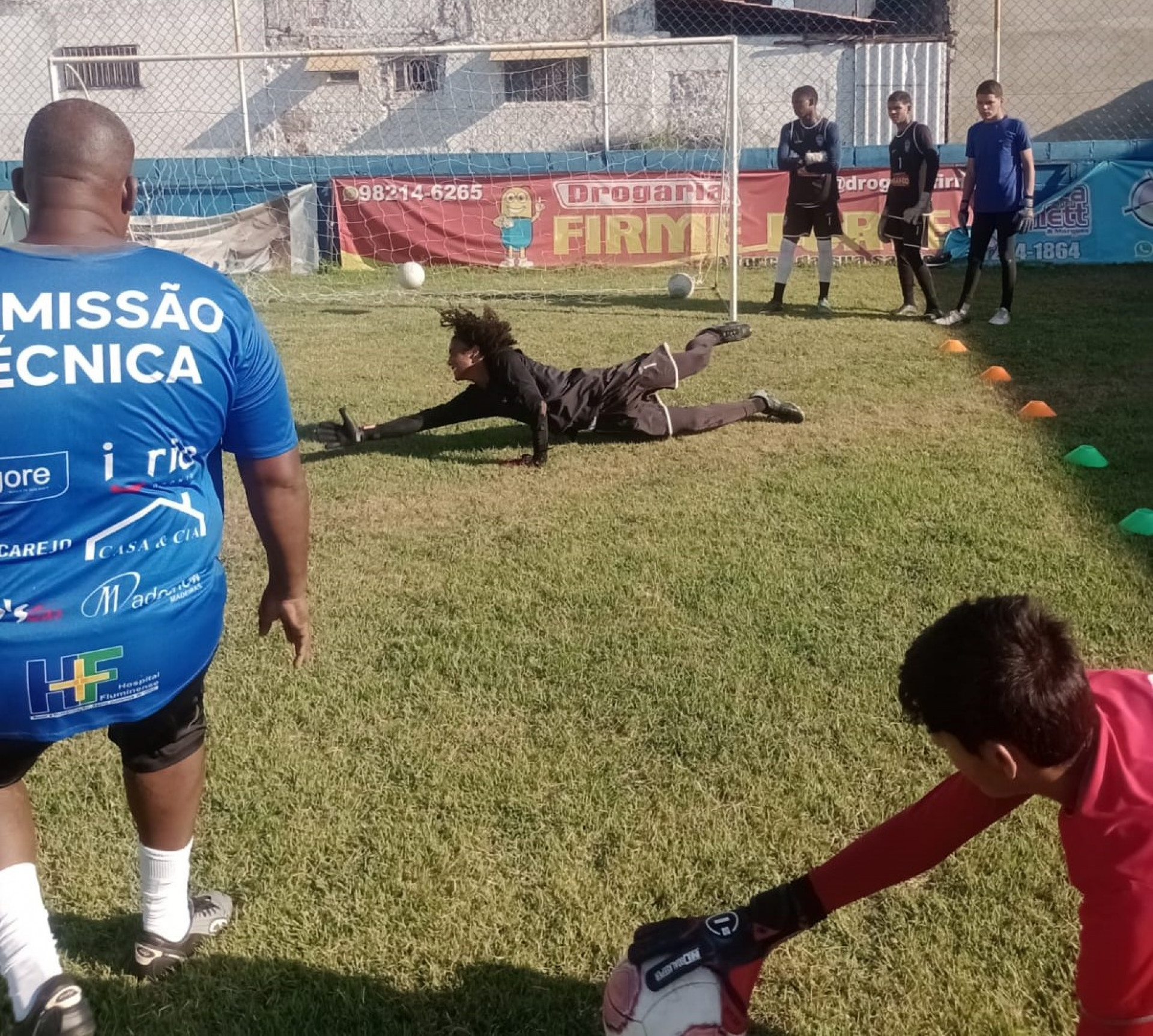 Os goleiros do Belford Roxo realizando treinamento - Tiago de Lima / SEBR