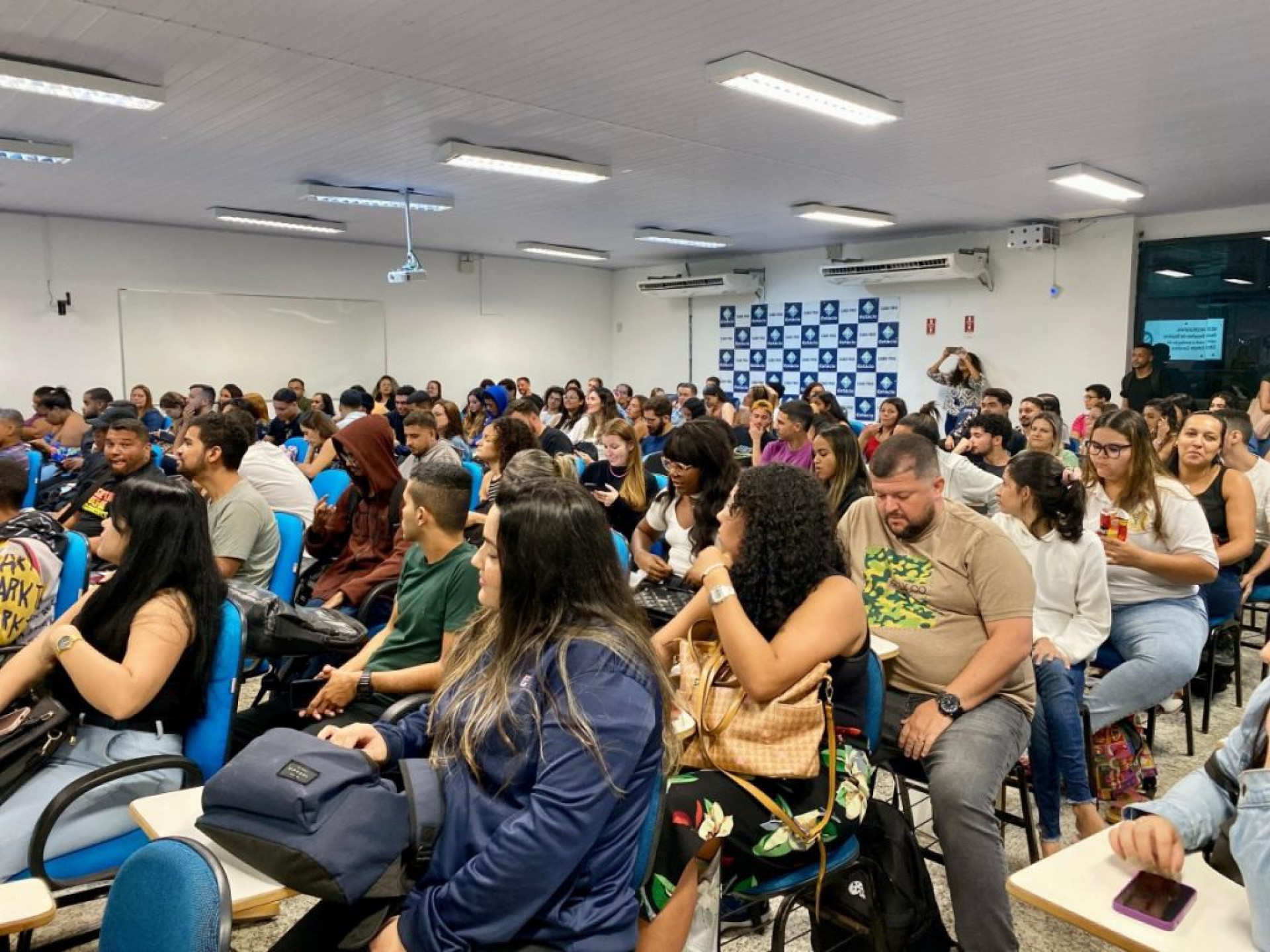 Evento universit&aacute;rio  - Reprodu&ccedil;&atilde;o/ Rede social 