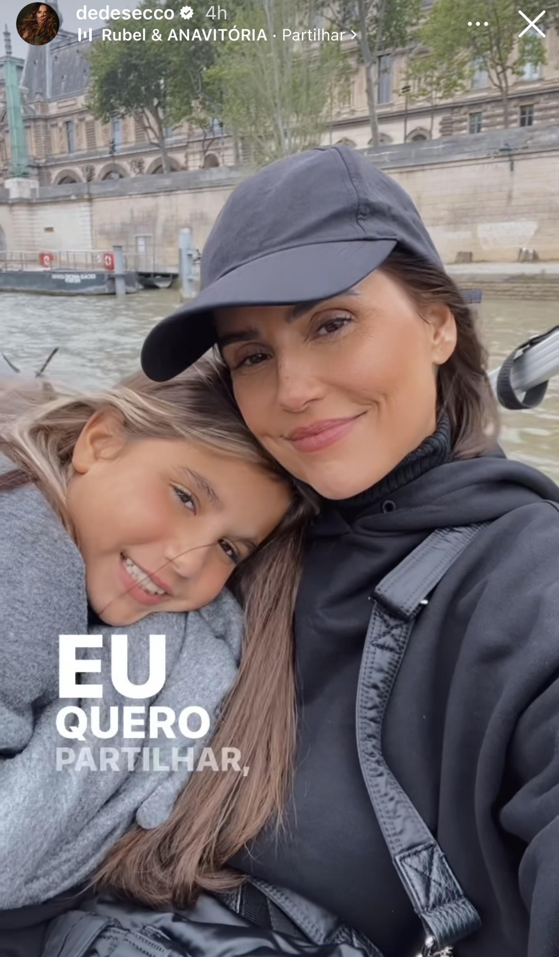 Deborah Secco viaja para Paris com a filha, Maria Flor - Reprodução