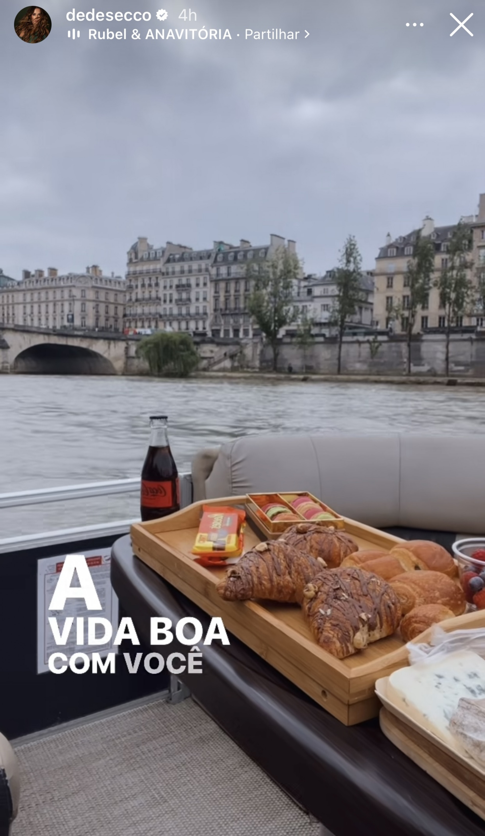 Deborah Secco viaja para Paris com a filha, Maria Flor - Reprodução