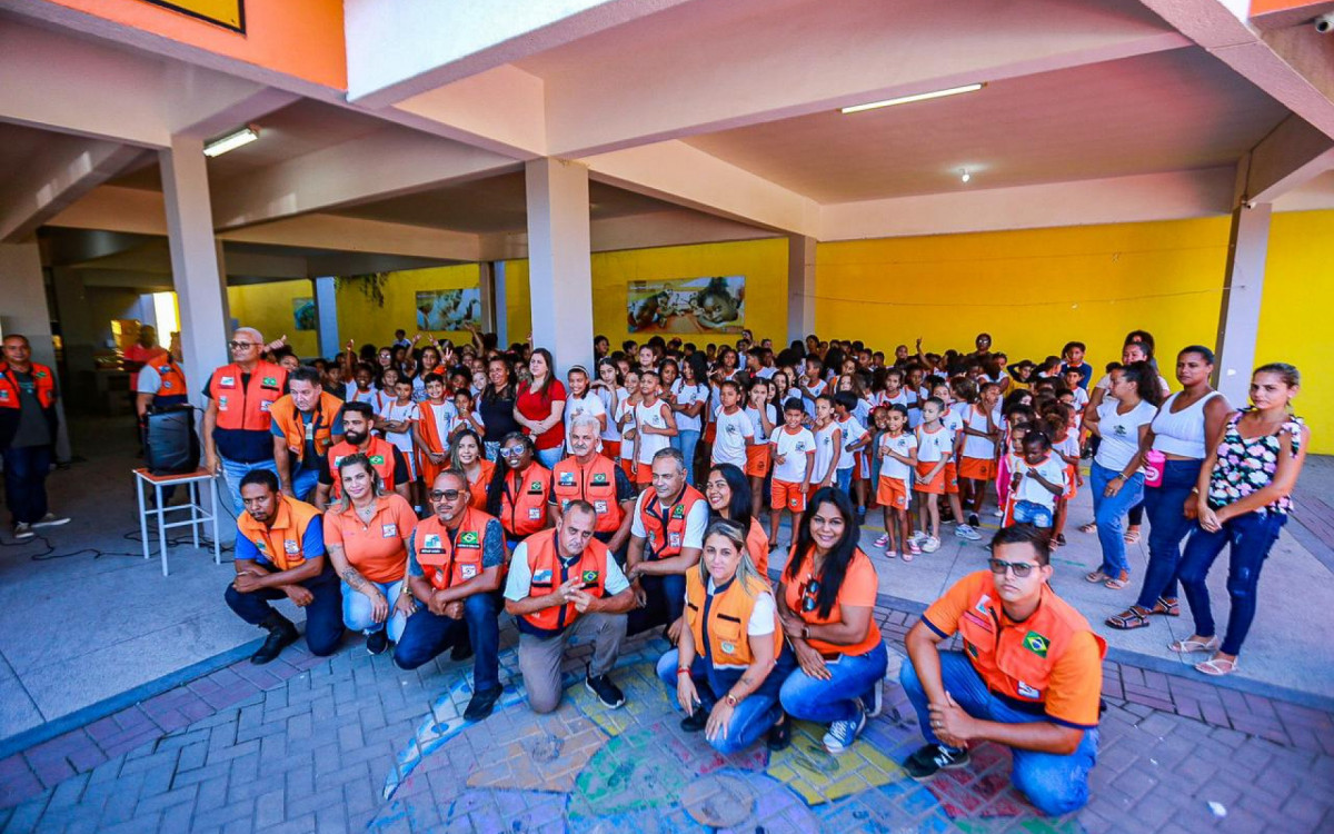 Agentes da Defesa Civil, alunos e funcionários participaram da simulação