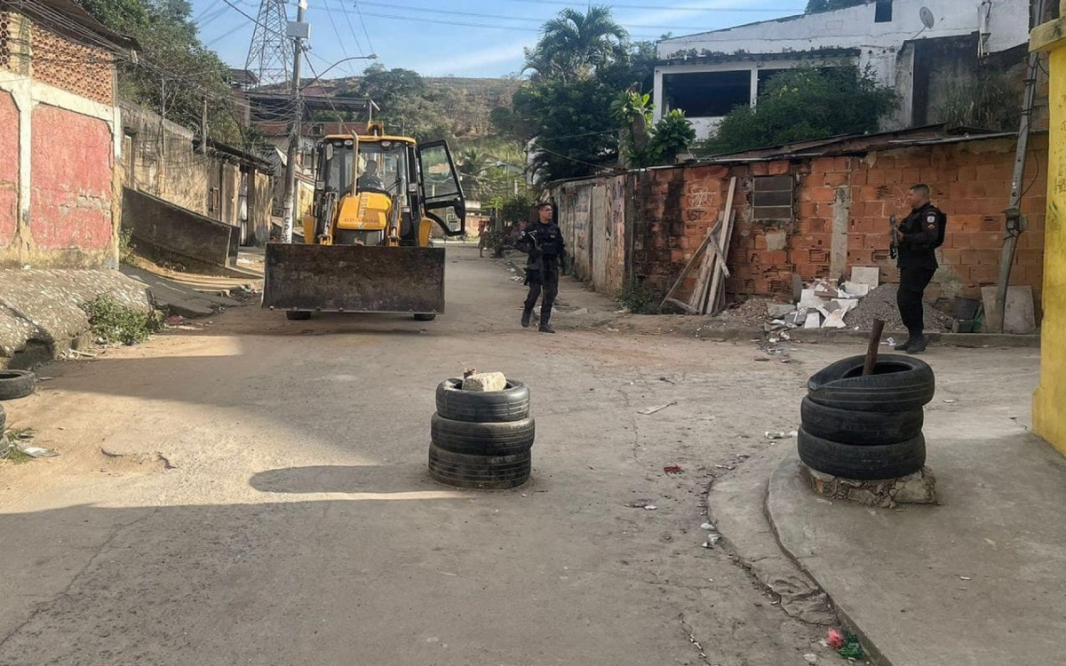 Barricadas que foram retiradas na Comunidade do Parque São José
