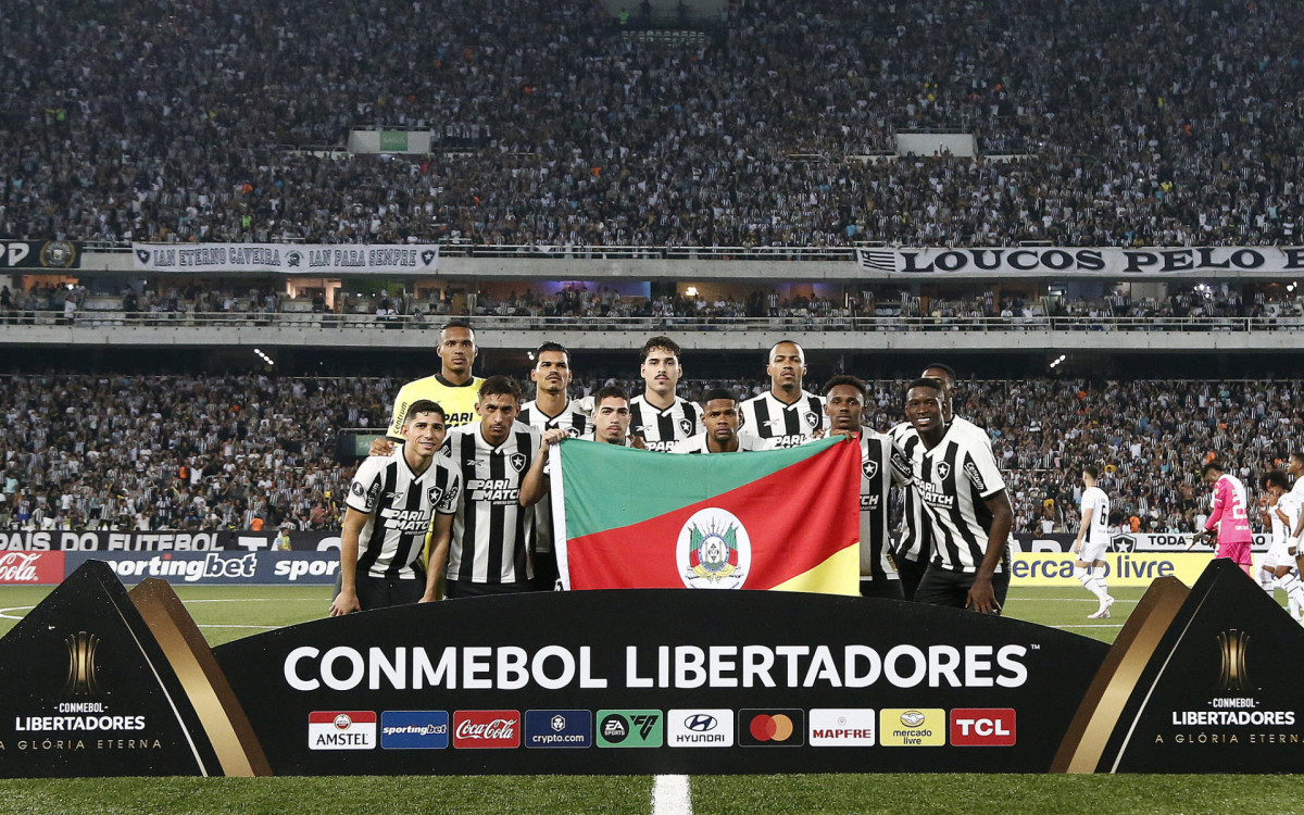 Jogadores do Botafogo posam para foto com a bandeira do Rio Grande do Sul