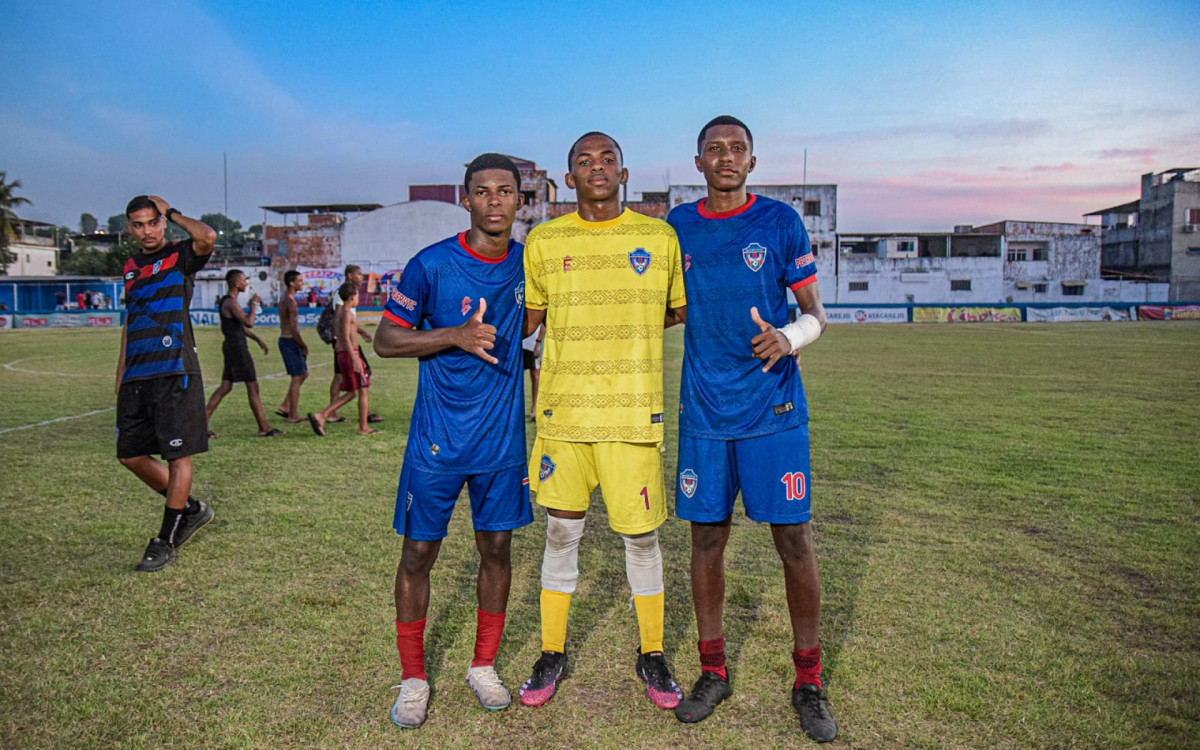 Autores dos gols Ryan Marconde (E), goleiro Ryan (C), atacante Vitor e ao fundo com o uniforme listrado o técnico David Fernandes