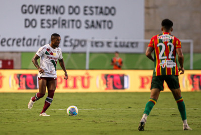 Douglas Costa comemora sequência como titular no Fluminense: 'Fico feliz'