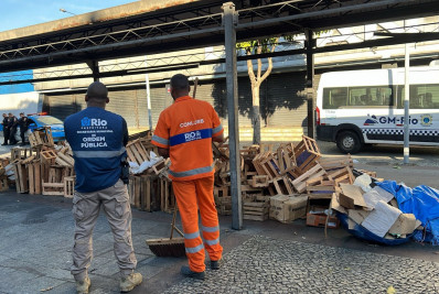 Centenas de caixotes são descartados em ação de ordenamento no calçadão de Bangu