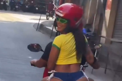 Anitta anda de moto em comunidade no Rio e bumbum empinadinho chama a atenção