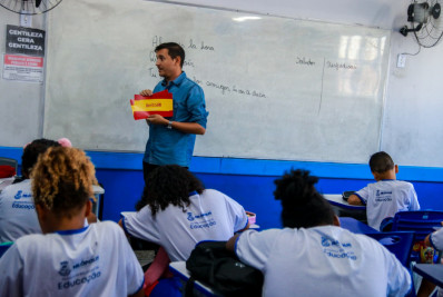 Nilópolis oferece inglês, espanhol e libras na rede municipal de ensino