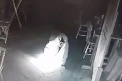 Vídeo: Bandido assalta loja de madeiras no Centro e usa lençol para não ser reconhecido