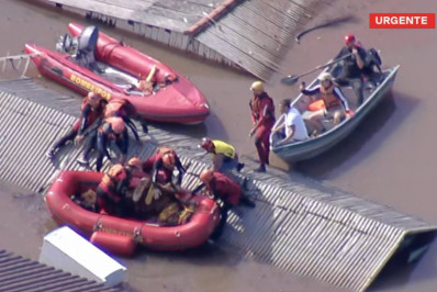 Cavalo ilhado em telhado é resgatado no Rio Grande do Sul
