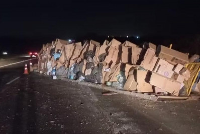 Caminhão dos Correios com doações para vítimas do RS tomba em rodovia de São Paulo