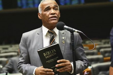 Deputado pastor critica show de Madonna e quer proibir simulação de sexo em eventos