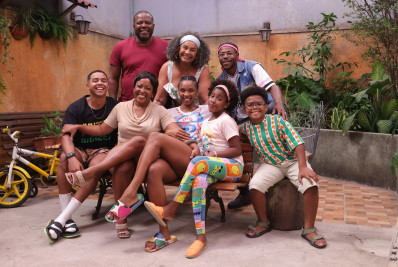 Confira as primeiras imagens da série 'Toda Família Tem', estrelada por Pedro Ottoni e Solange Couto