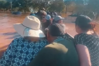 Deputada federal tem casa inundada em enchente e é resgatada de barco no RS