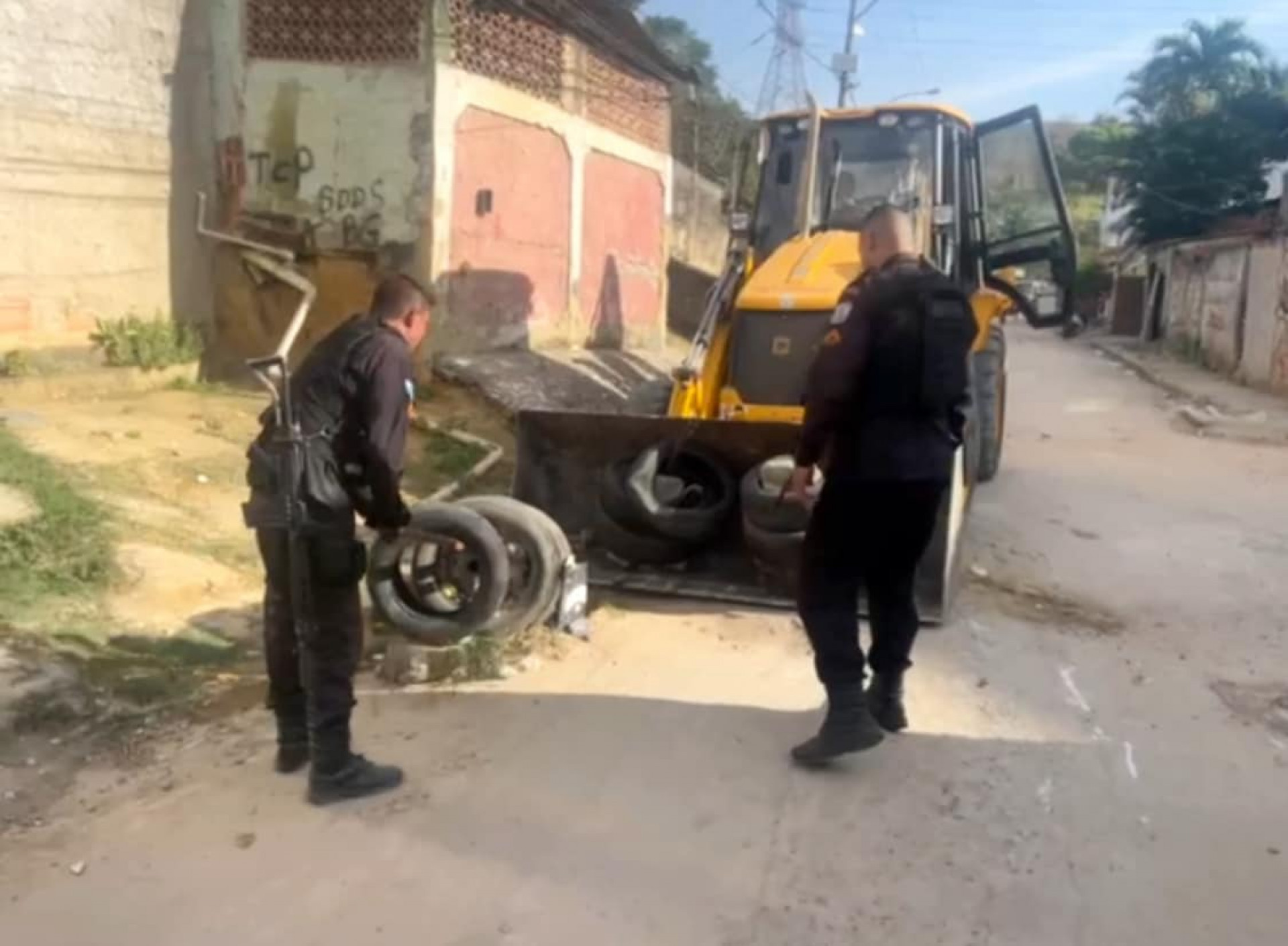 Policiais militares do 39&ordm; BPM atuando na retirada das barricadas - Divulga&ccedil;&atilde;o / 39&ordm; BPM