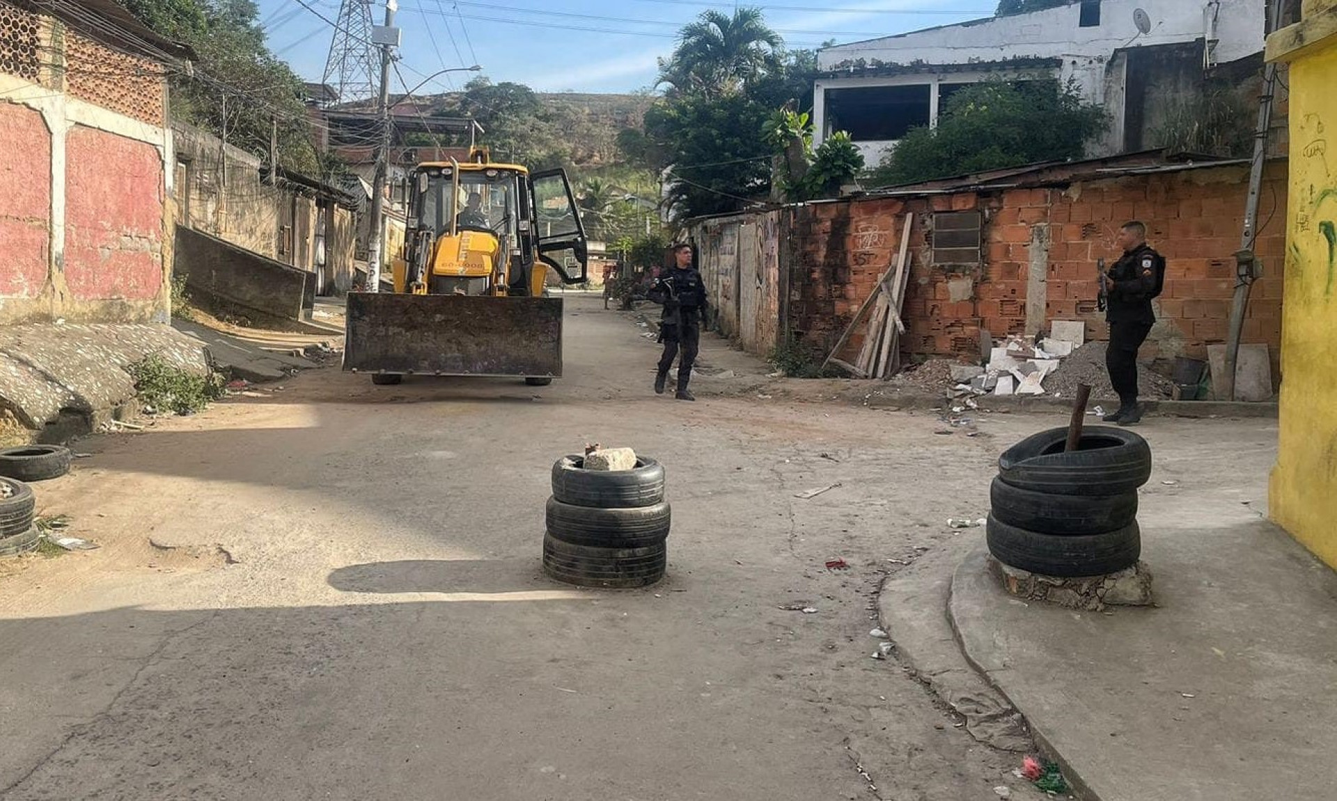 Barricadas que foram retiradas na Comunidade do Parque São José - Divulgação / 39º BPM