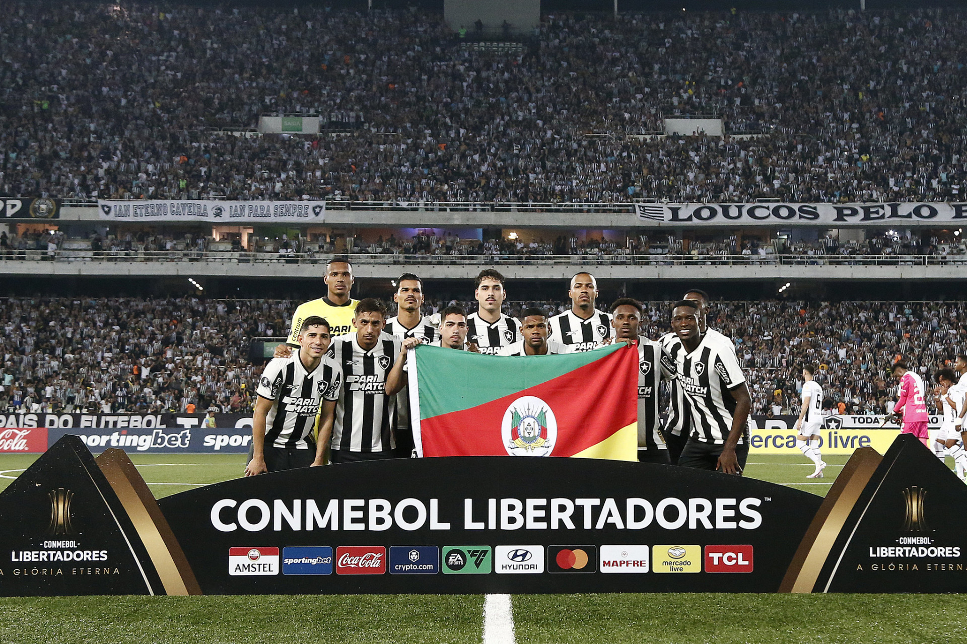 Jogadores do Botafogo posam para foto com a bandeira do Rio Grande do Sul - V&iacute;tor Silva/Botafogo