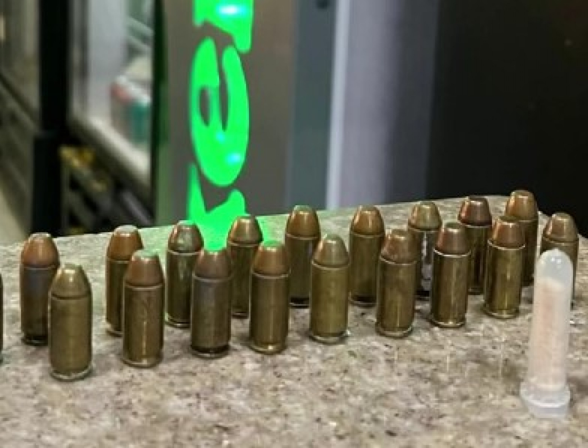 Dono de bar no bairro Aterrado foi flagrado com munições e droga no estabelecimento