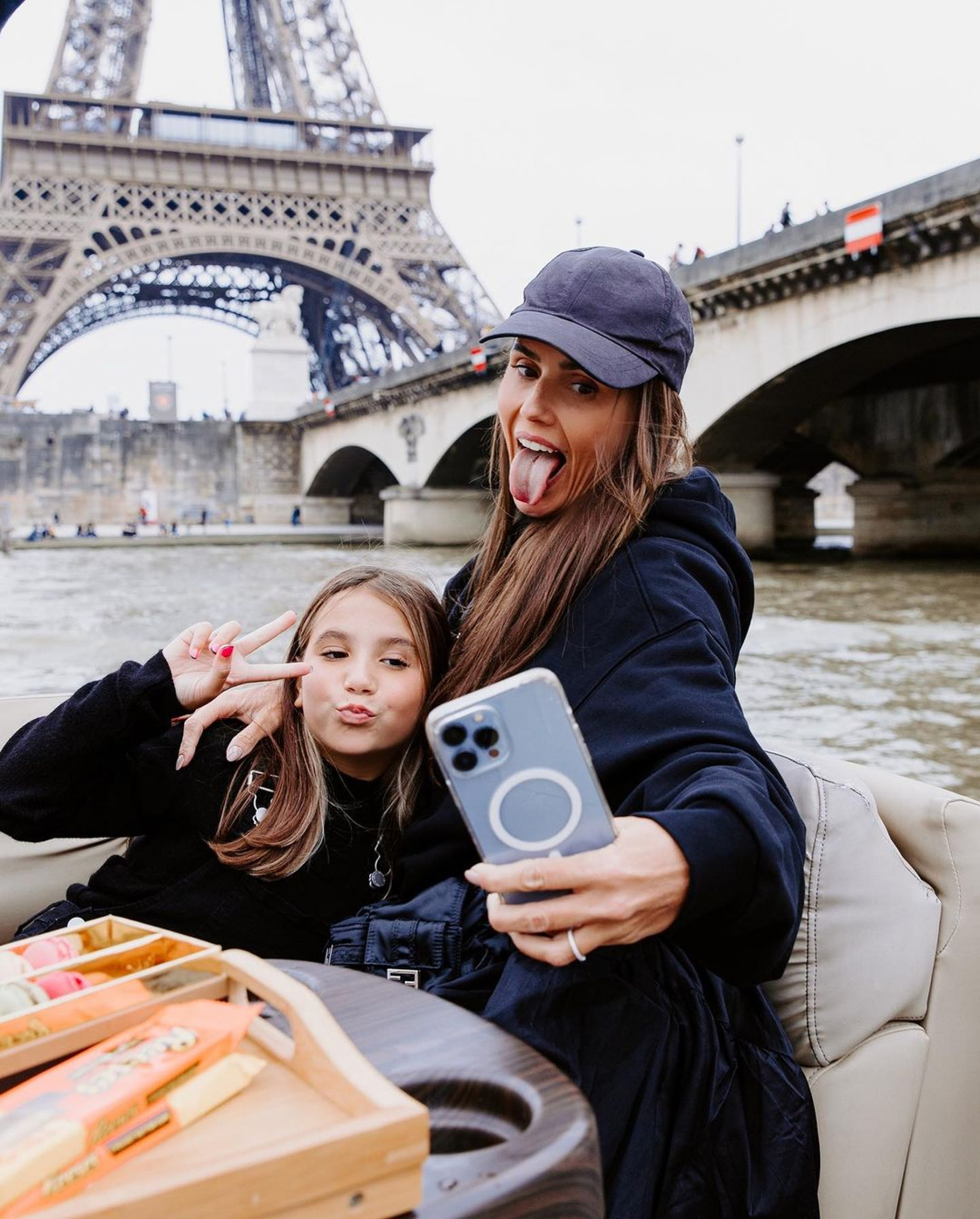 Deborah Secco encanta seguidores ao compartilhar cliques com a filha, Maria Flor - Reprodução