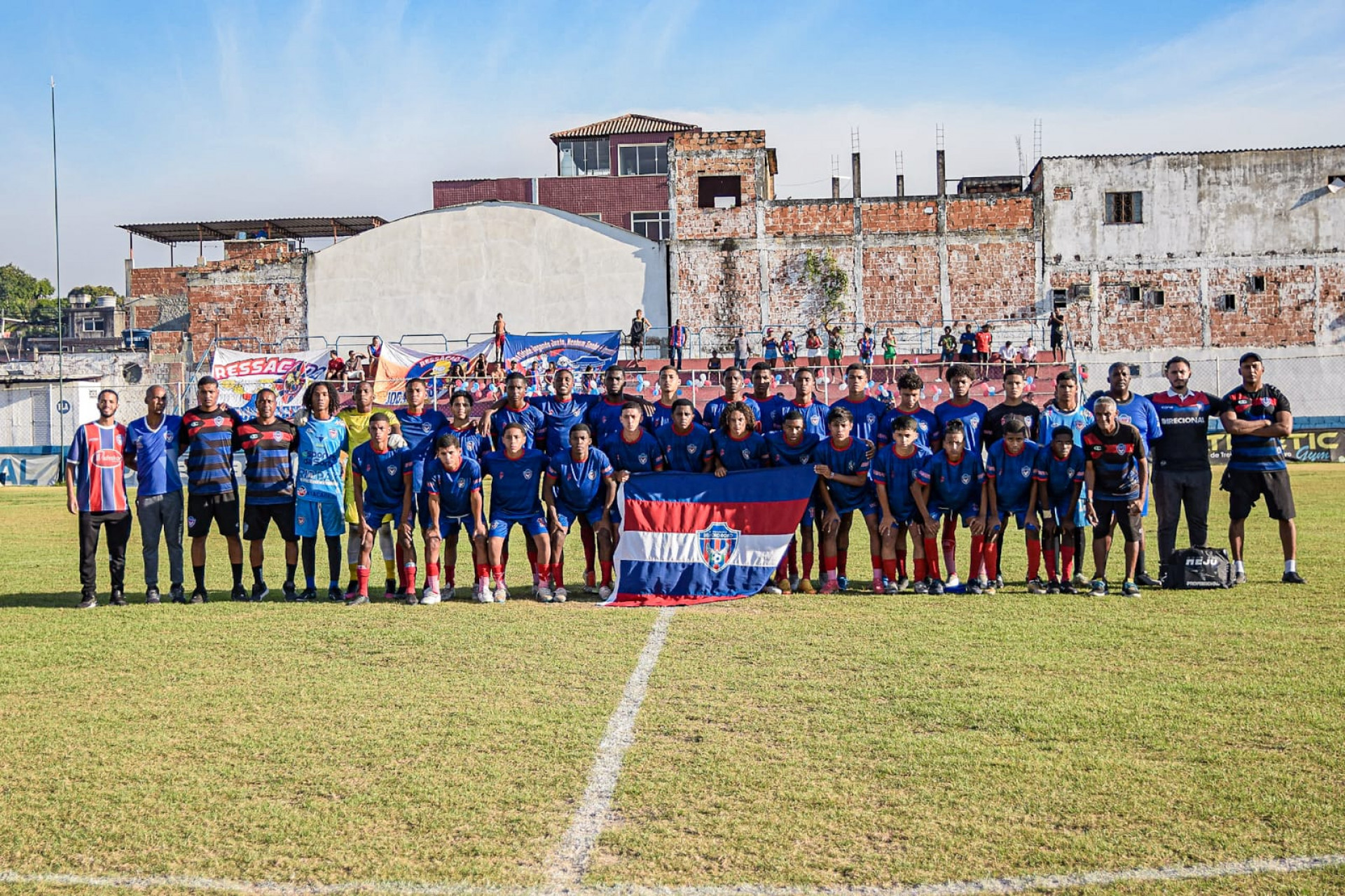 Equipe do Belford Roxo formada antes da bola rolar contra o América - Divulgação / Isaac Timóteo