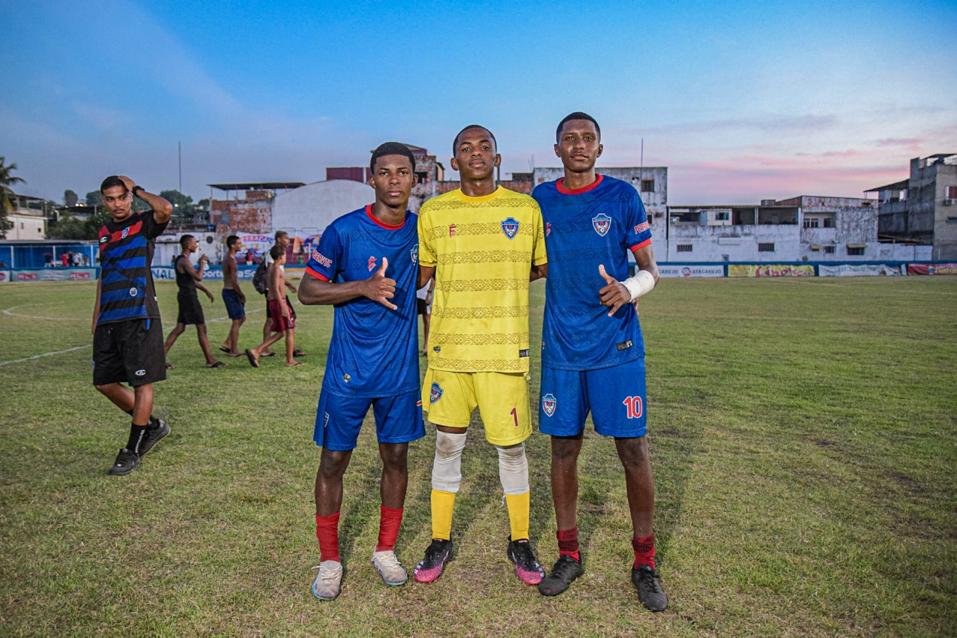 Autores dos gols Ryan Marconde (E), goleiro Ryan (C), atacante Vitor e ao fundo com o uniforme listrado o t&eacute;cnico David Fernandes - Divulga&ccedil;&atilde;o / Isaac Tim&oacute;teo